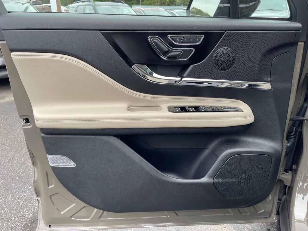 New 2025 Lincoln Corsair Reserve image 17