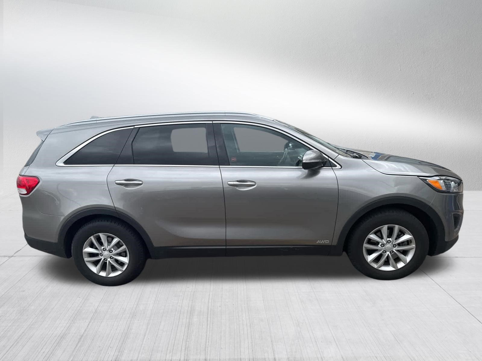 Used 2017 Kia Sorento AWD w/ LX Convenience Package image 4