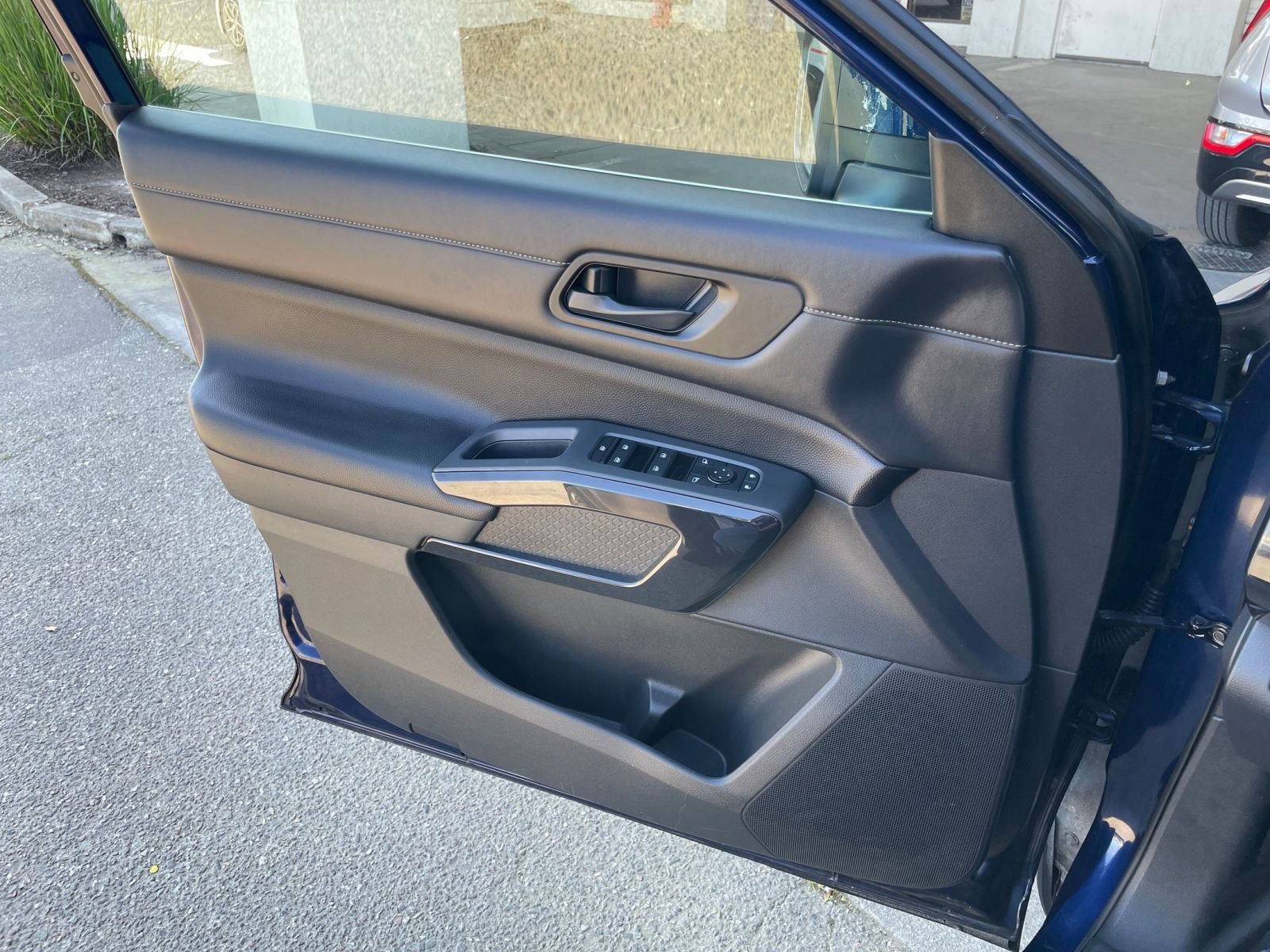 Used 2025 Nissan Pathfinder SV image 18