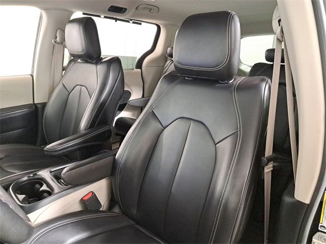 Used 2023 Chrysler Pacifica Touring-L image 19