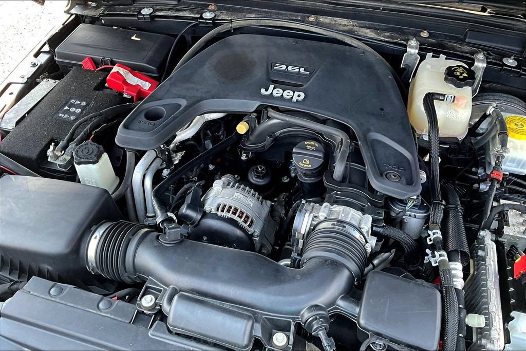 Used 2018 Jeep Wrangler Unlimited Sahara AWD/4WD image 33