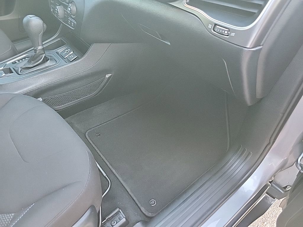 Used 2020 Jeep Cherokee Latitude FWD image 39