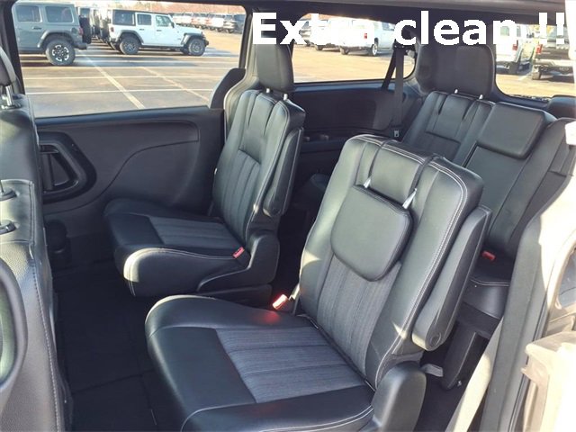 Used 2014 Chrysler Town & Country S image 8