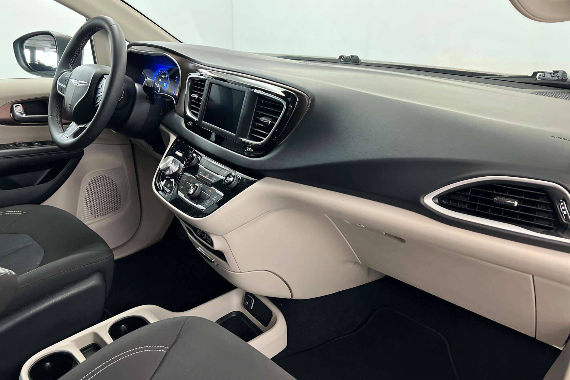 Certified 2023 Chrysler Voyager LX image 24