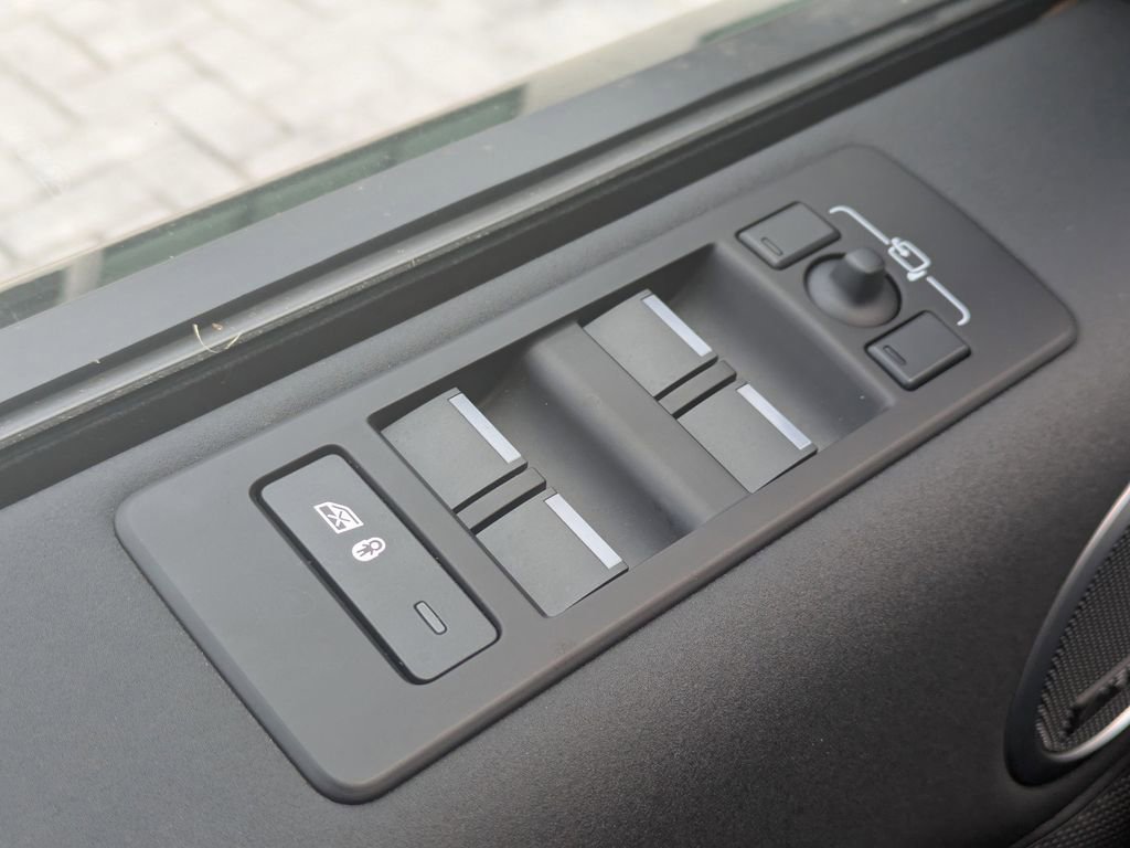 Certified 2025 Land Rover Discovery S image 27