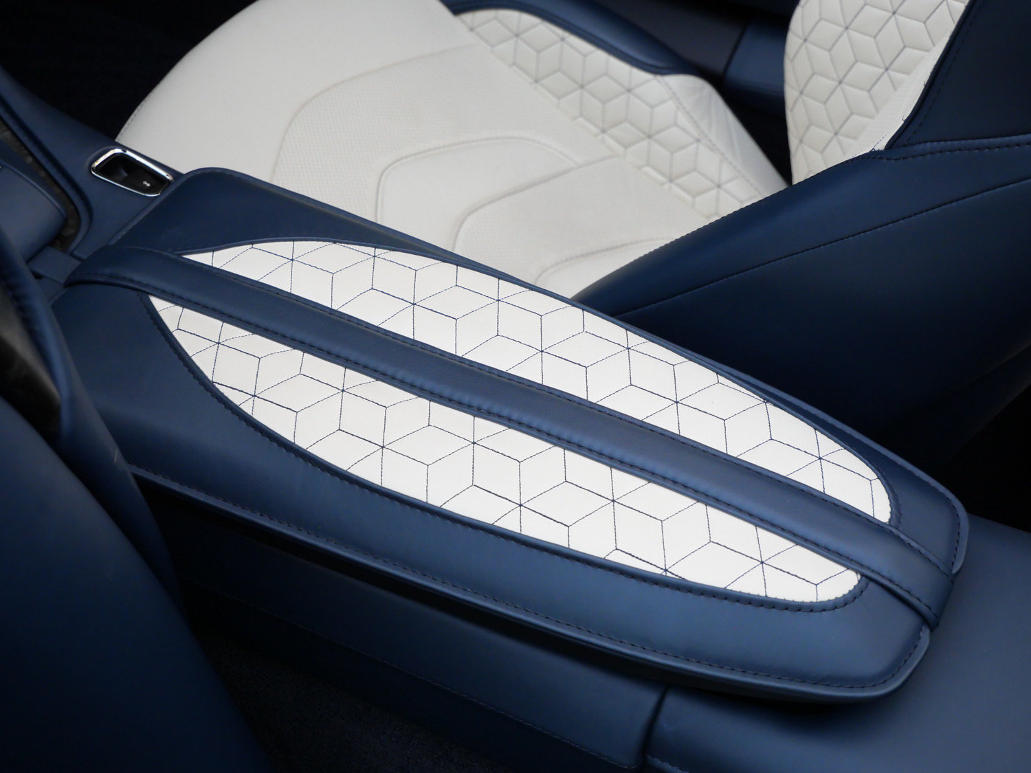 Used 2020 Aston Martin DBS Superleggera Volante RWD image 32