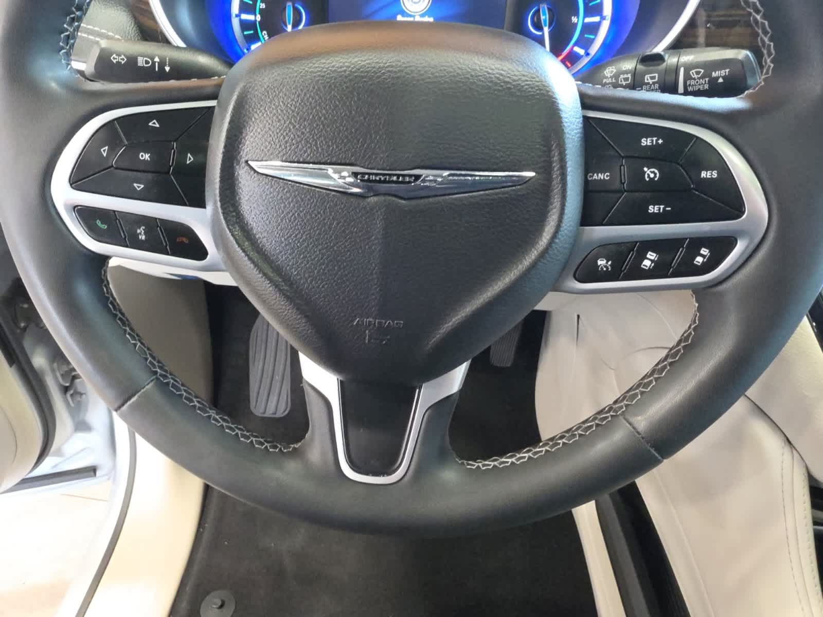 Used 2023 Chrysler Pacifica Limited FWD image 25