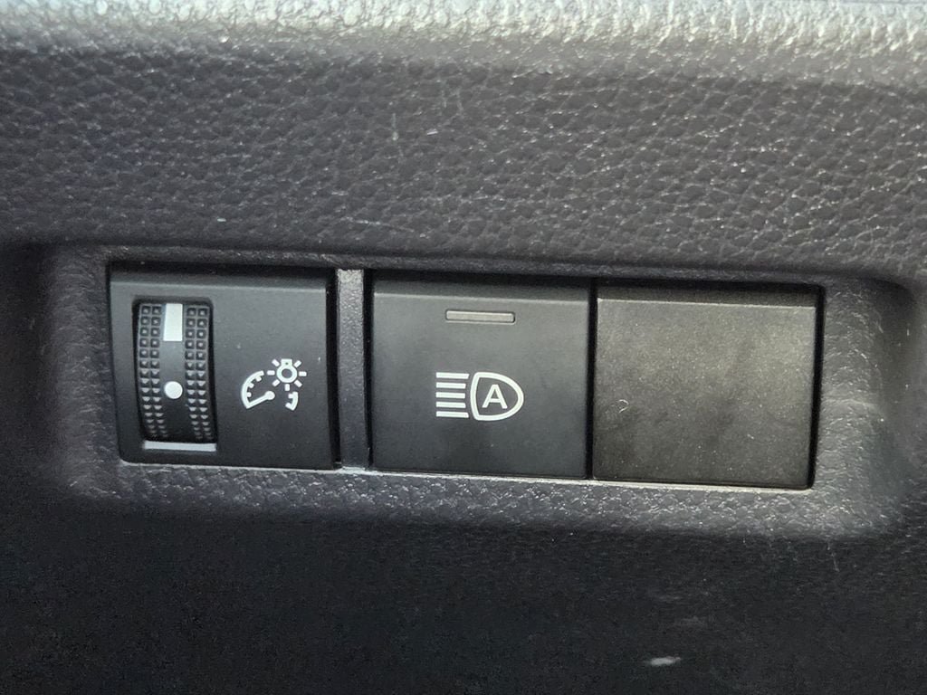 Used 2025 Toyota RAV4 XLE FWD image 25