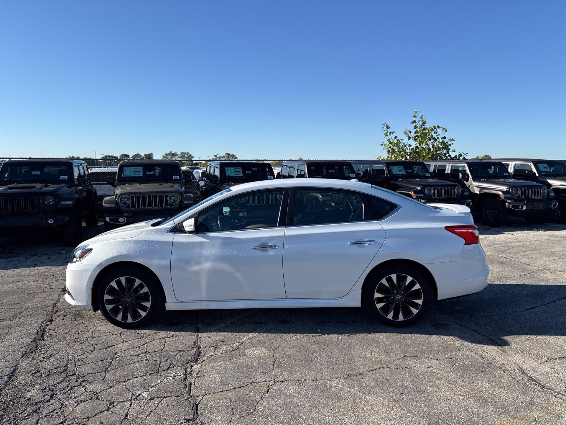 Used 2016 Nissan Sentra SR w/ Driver's Assist Package FWD image 9