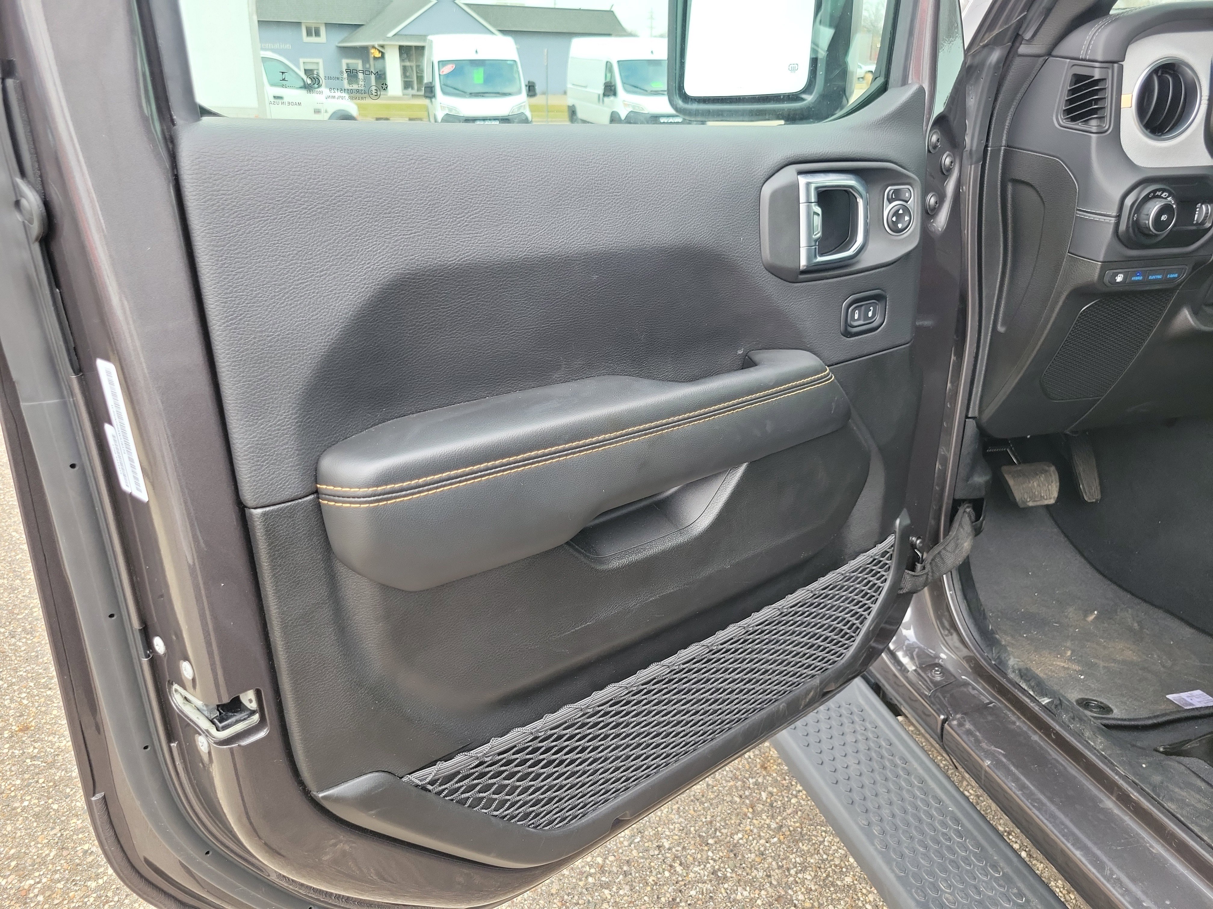 Used 2025 Jeep Wrangler Unlimited Sahara image 6