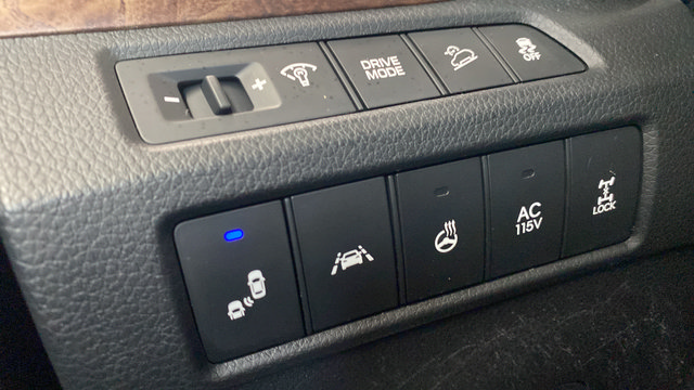 Used 2018 Hyundai Santa Fe Limited AWD/4WD image 17