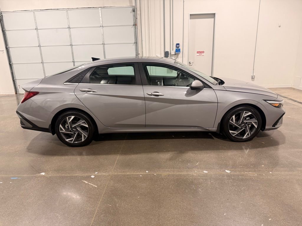 Used 2025 Hyundai Elantra SEL image 4