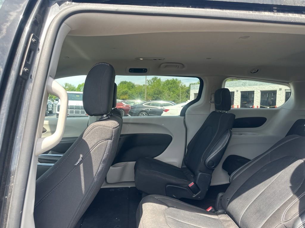 Used 2022 Chrysler Voyager LX image 15