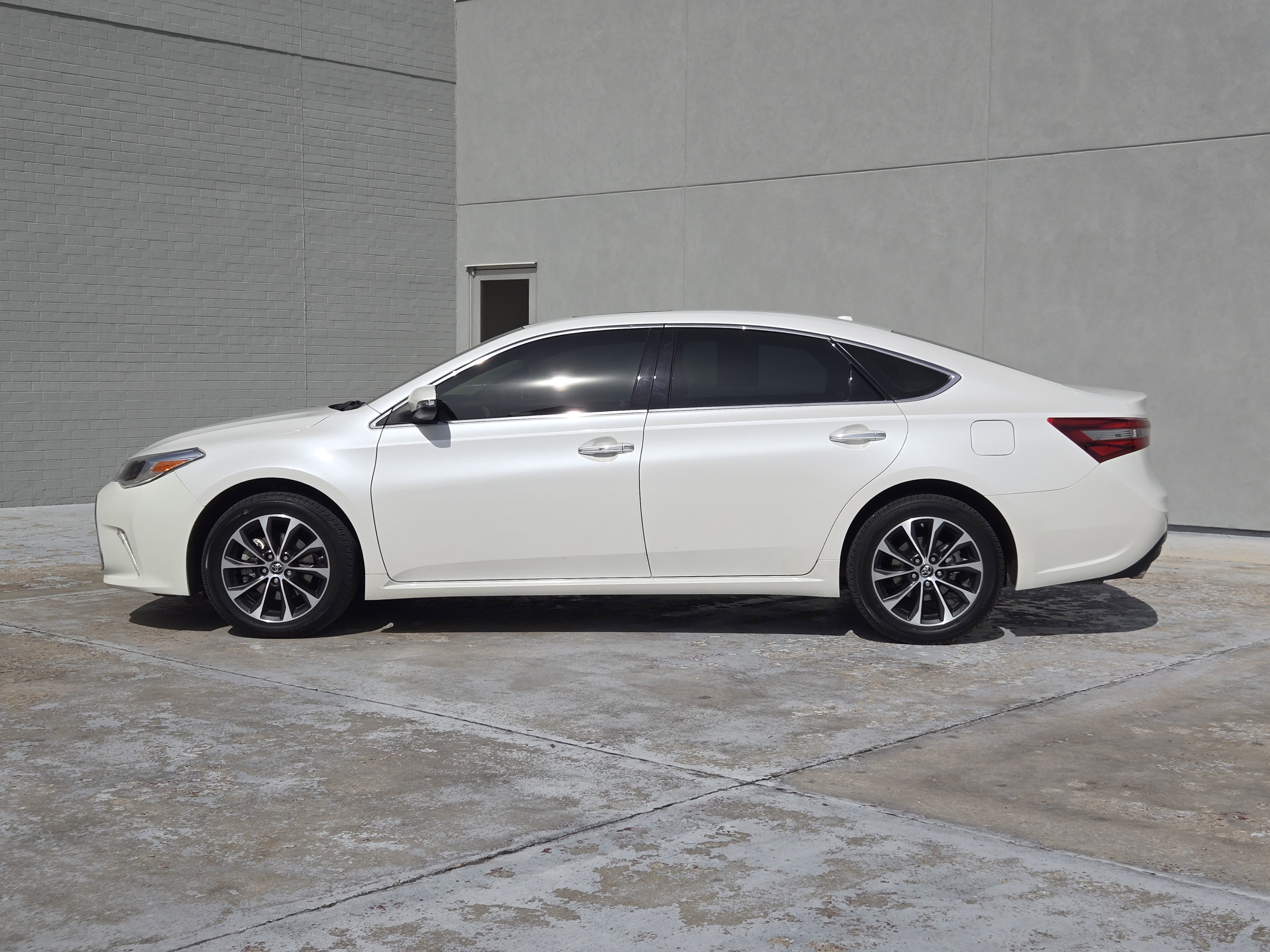 Used 2018 Toyota Avalon XLE Premium FWD image 4