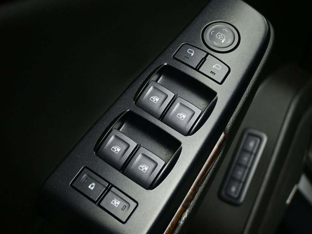 Used 2020 Chevrolet Suburban LT image 21