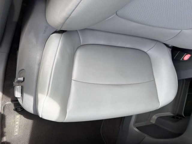 Used 2021 Toyota Sienna XLE FWD image 15
