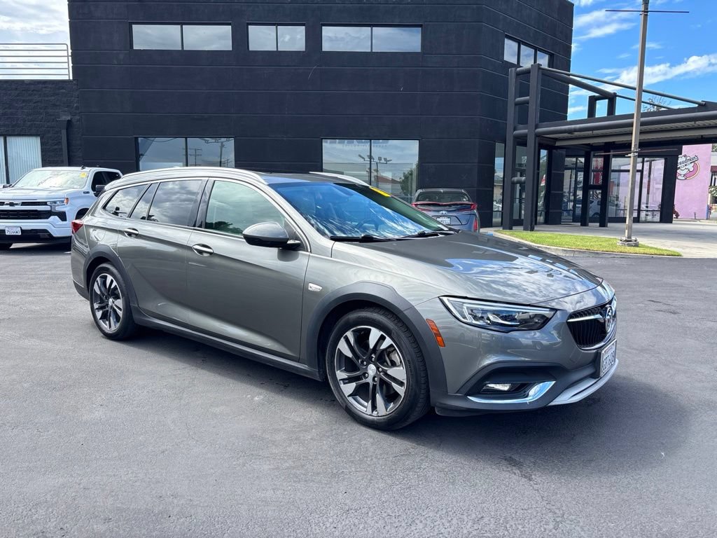Used 2018 Buick Regal Essence w/ Driver Confidence Package #1 AWD/4WD image 2