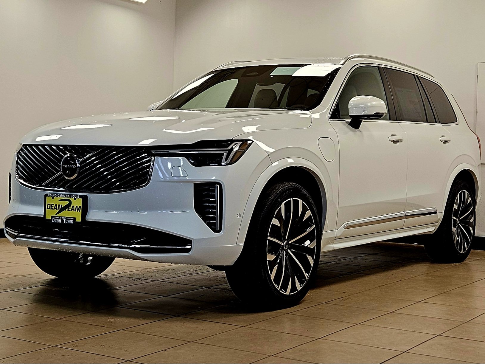 New 2026 Volvo XC90 T8 Plus w/ Protection Package Premier AWD/4WD image 4