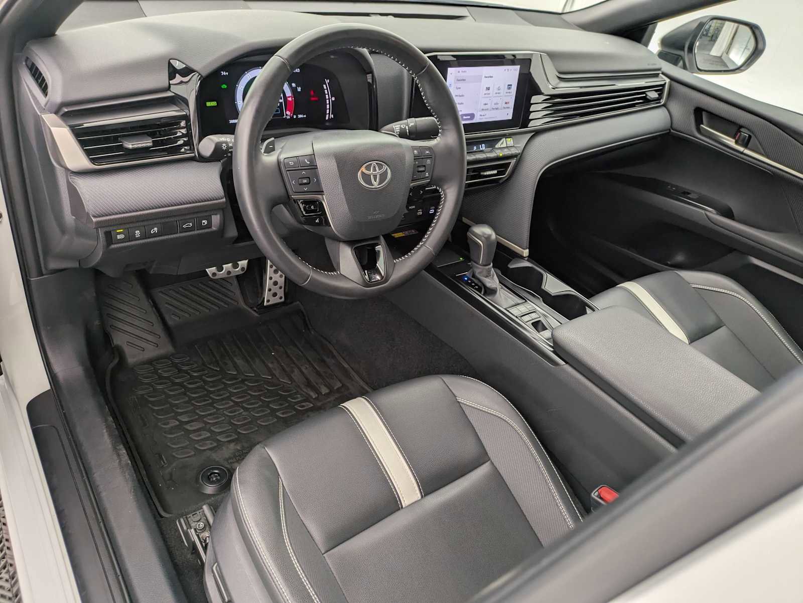 Used 2025 Toyota Camry SE FWD image 2