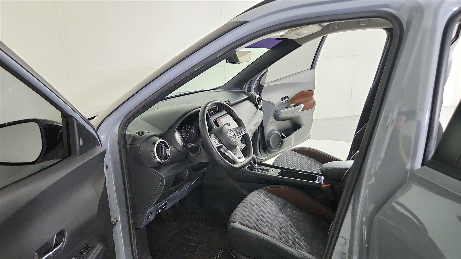 Used 2022 Nissan Kicks SR w/ Interior Electronics Package FWD image 8