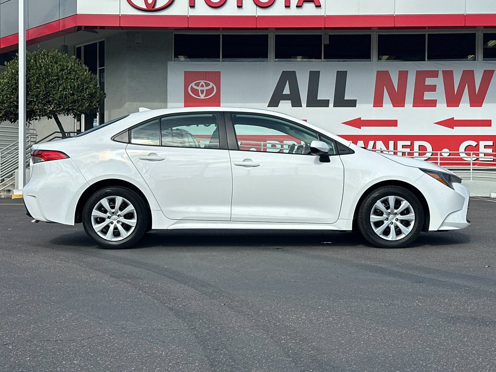 Used 2024 Toyota Corolla LE FWD image 6