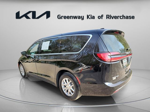 Used 2025 Chrysler Pacifica Select image 5