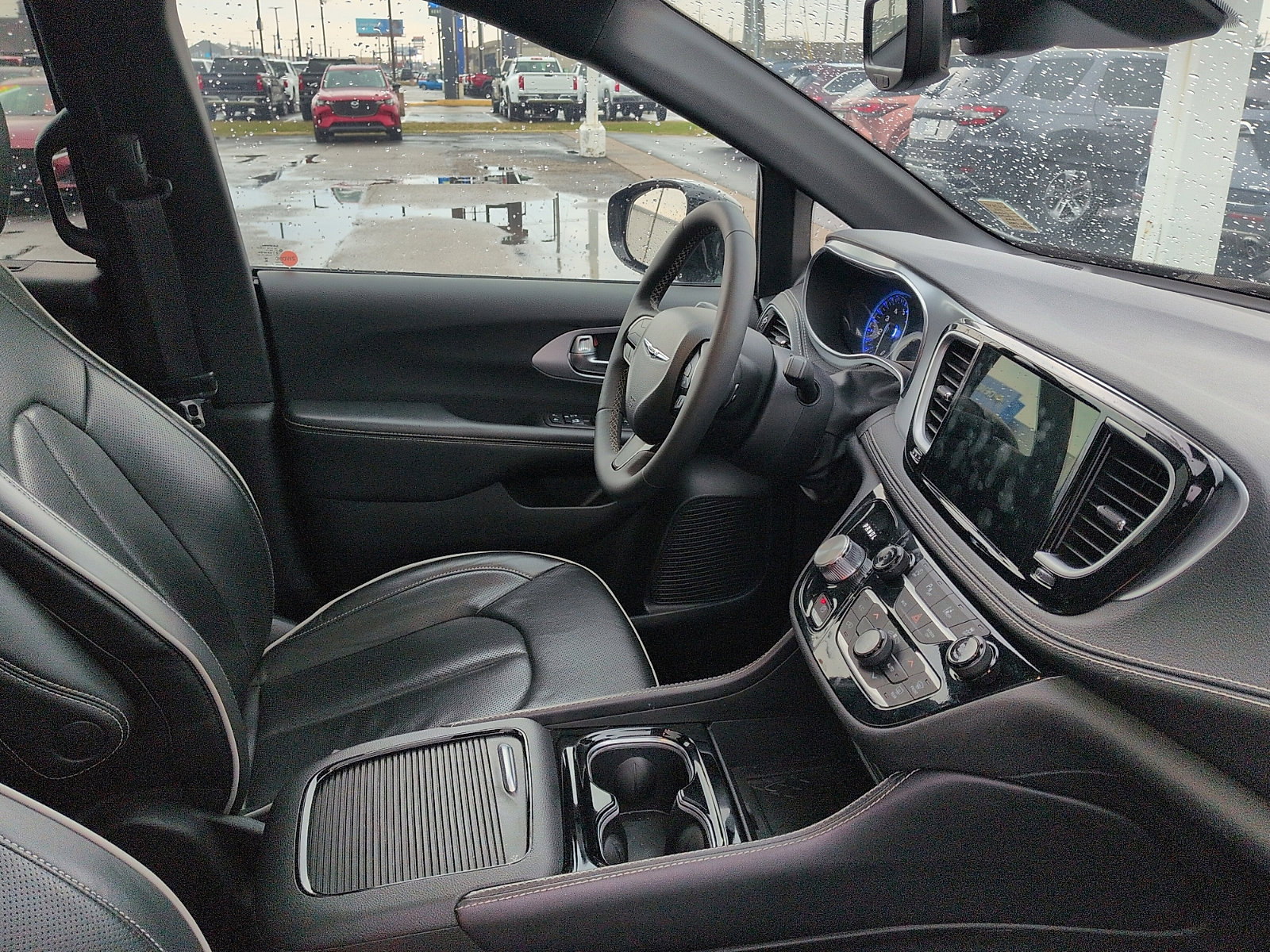 Used 2025 Chrysler Pacifica Limited image 7