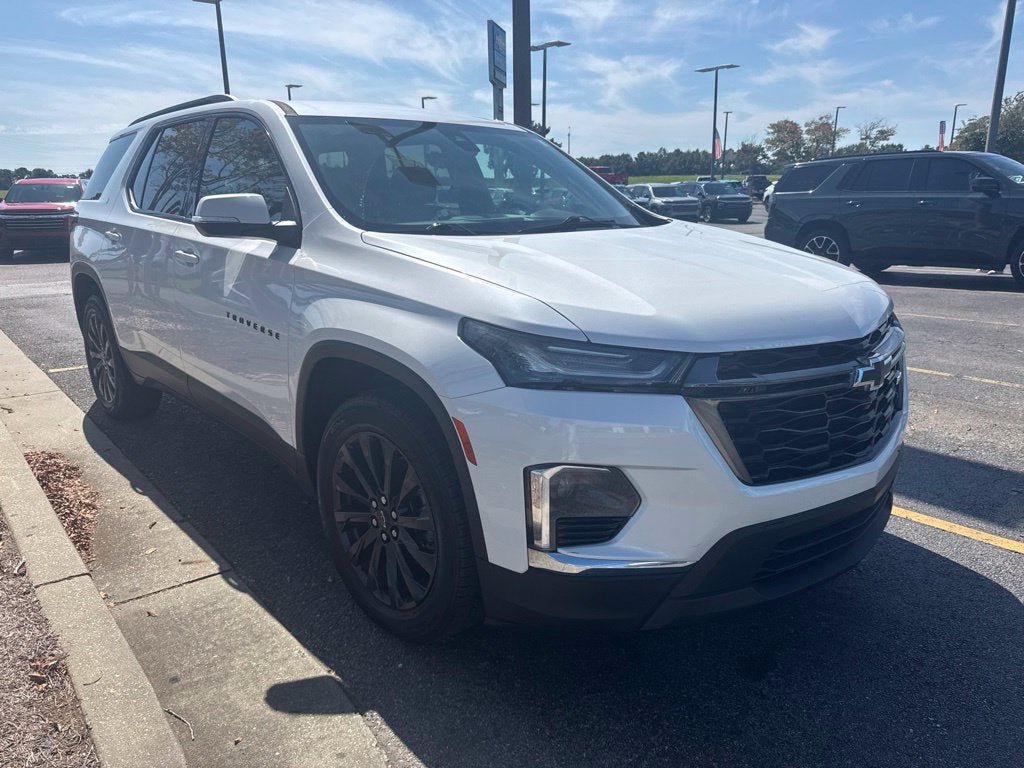 Used 2023 Chevrolet Traverse RS FWD image 2