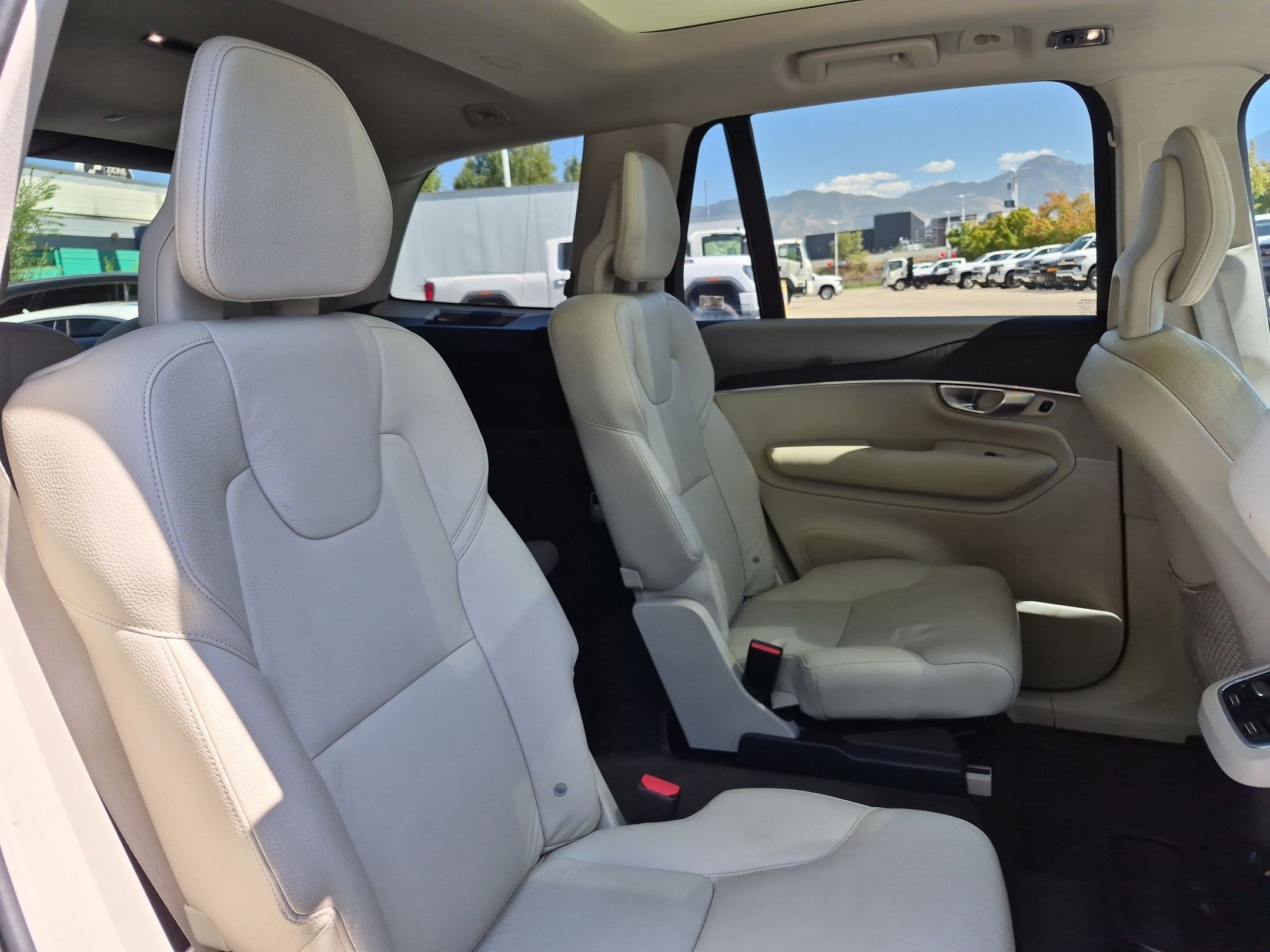 Used 2020 Volvo XC90 T6 Momentum AWD/4WD image 29
