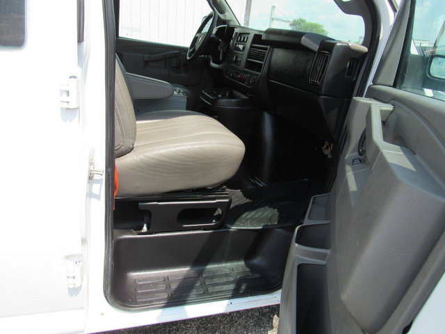 Used 2016 Chevrolet Express 2500 RWD image 11