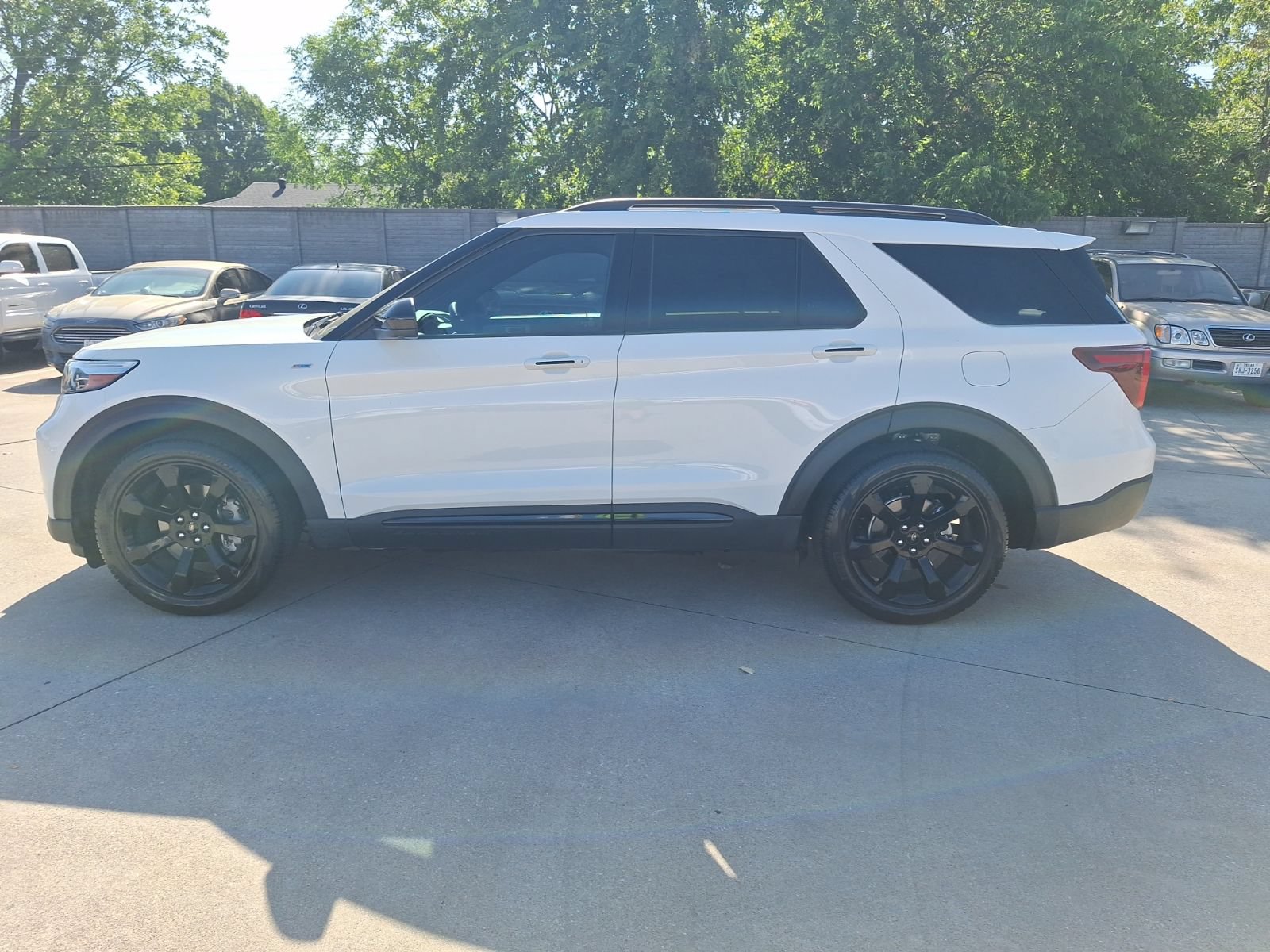 Used 2023 Ford Explorer ST-Line w/ Class IV Trailer Tow Package RWD image 3