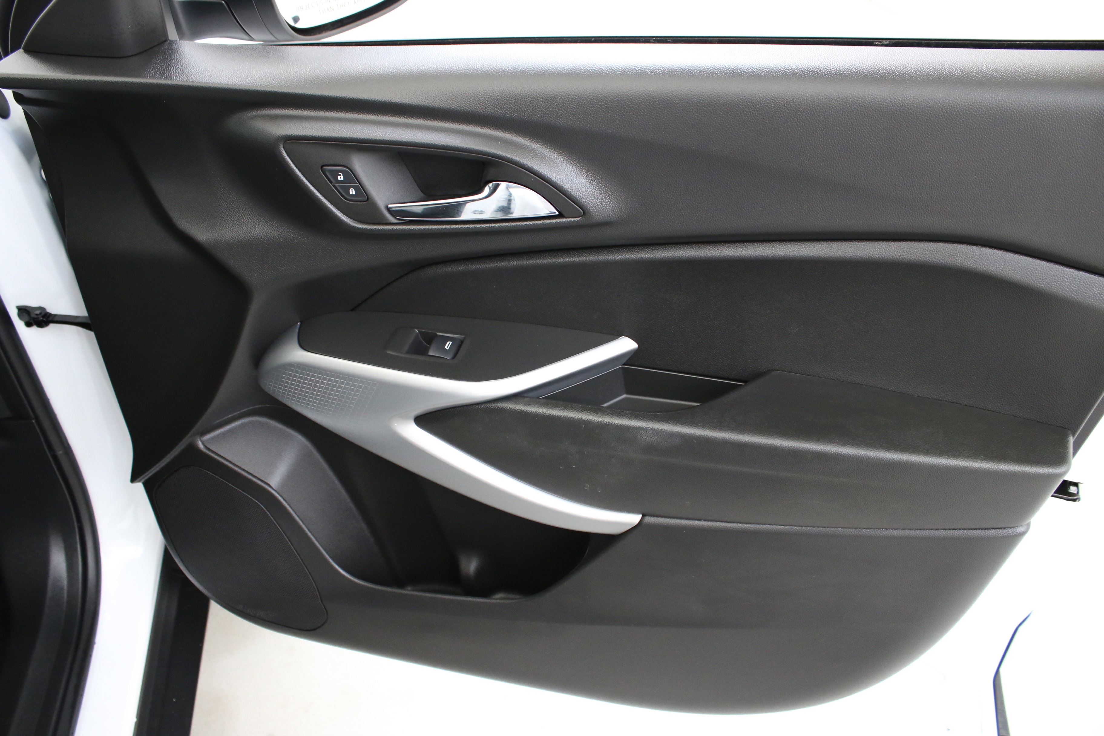 Used 2025 Chevrolet Trax LS image 32
