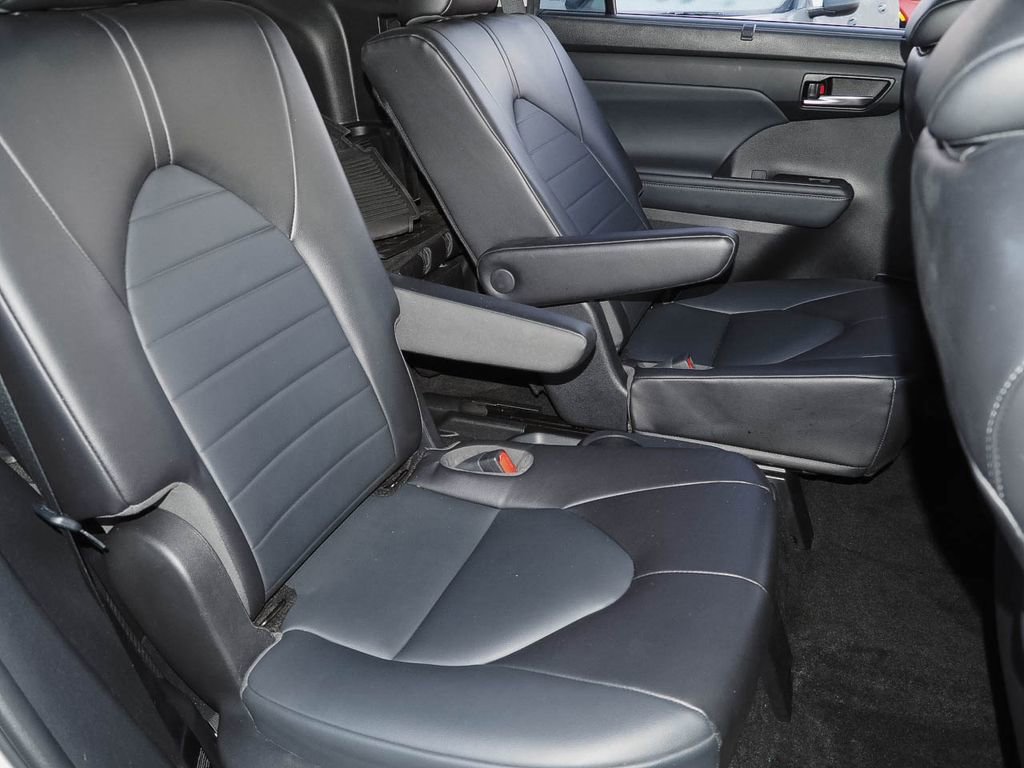 Used 2022 Toyota Highlander XLE image 21