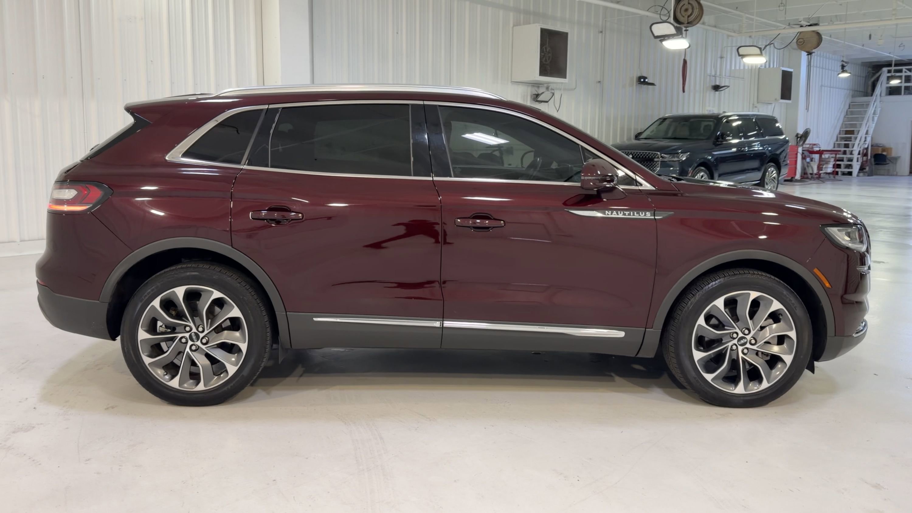 Used 2023 Lincoln Nautilus Reserve AWD/4WD image 2