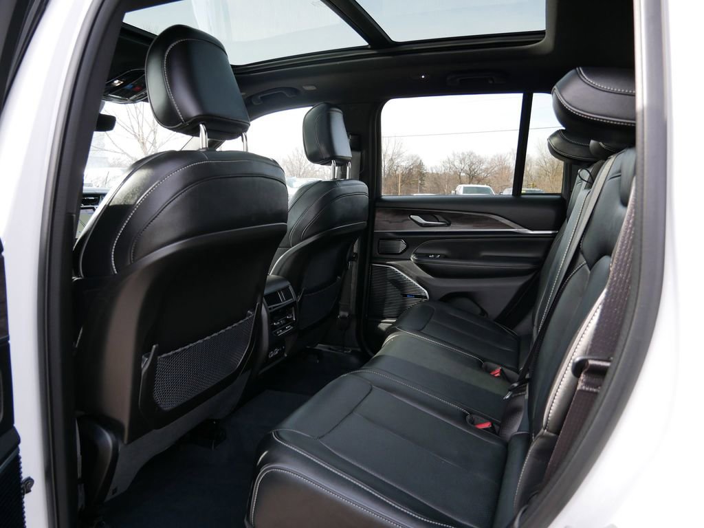 Used 2023 Jeep Grand Cherokee Overland image 12