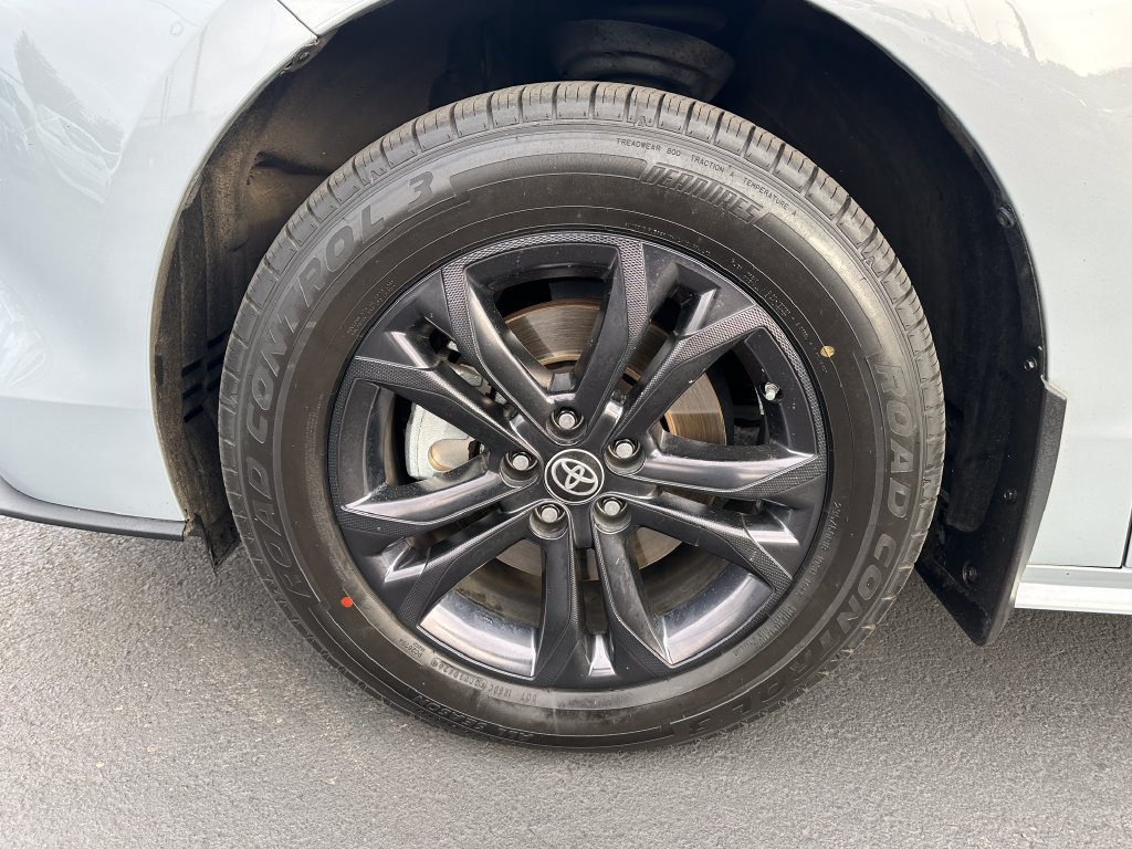 Used 2024 Toyota Sienna XLE Woodland Edition AWD/4WD image 12