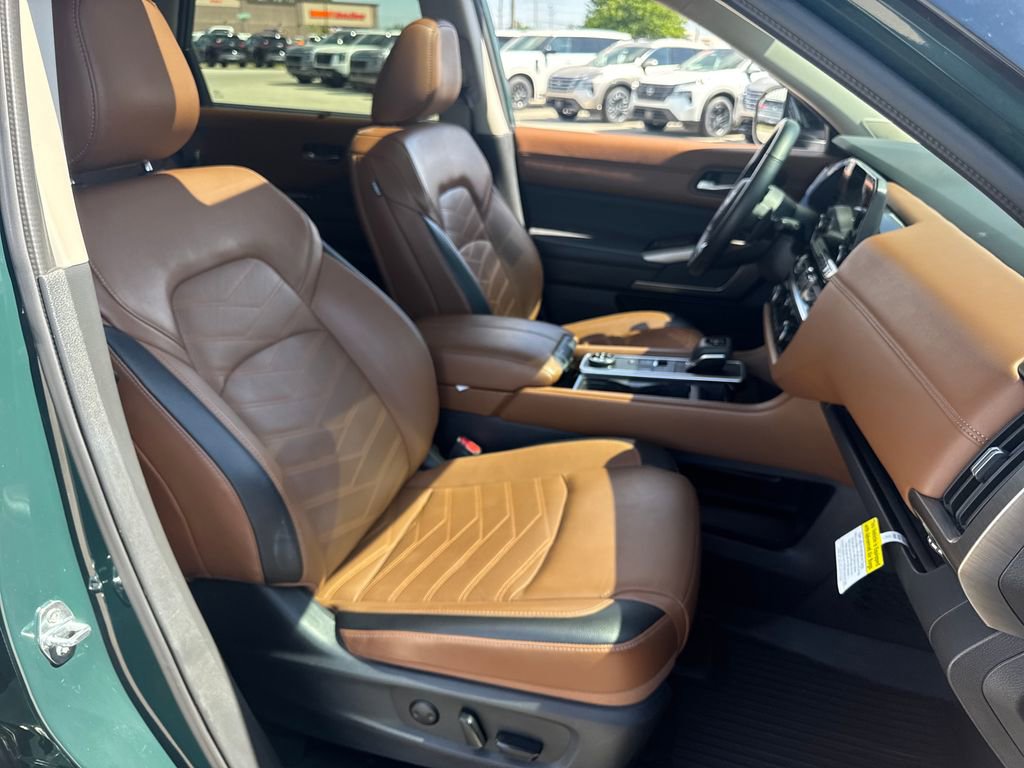 Used 2024 Nissan Pathfinder Platinum w/ Black Appearance Package image 15