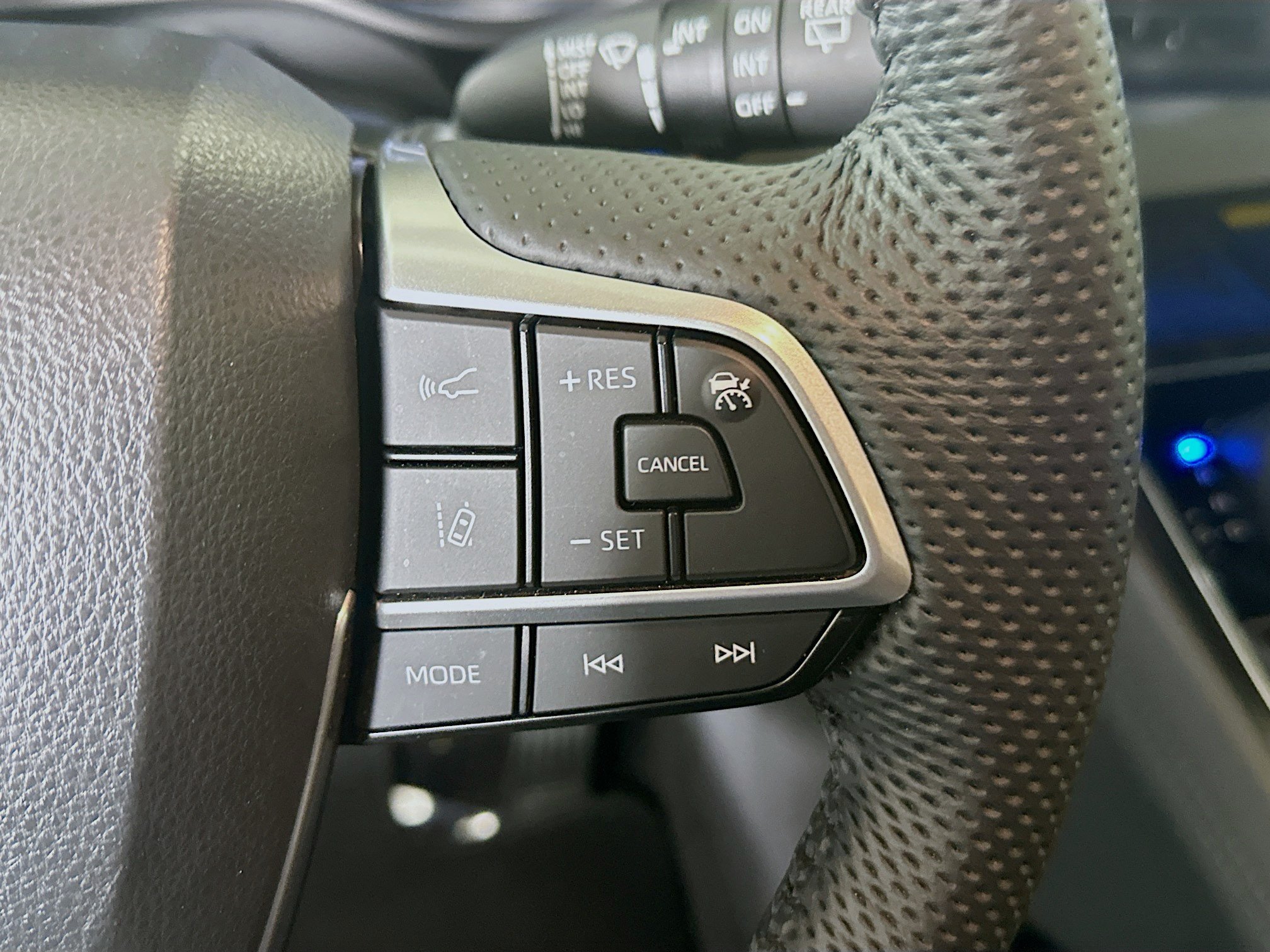 Used 2023 Toyota Sienna Limited FWD image 17