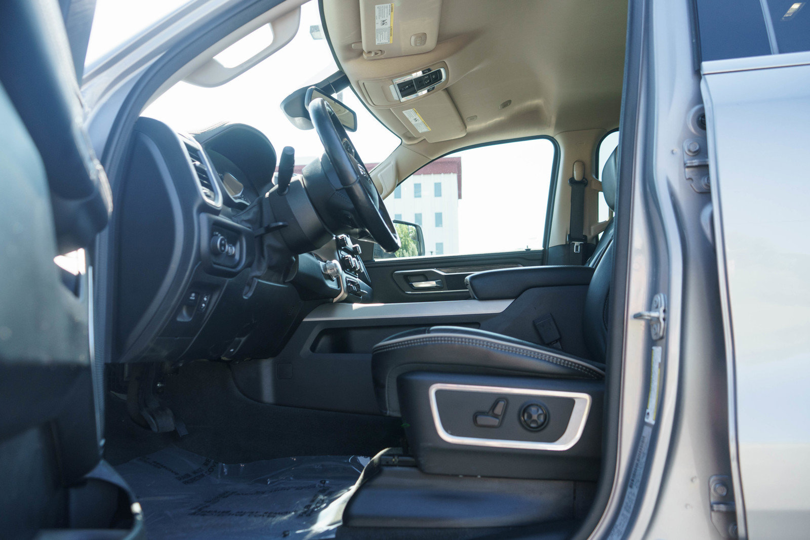 Used 2020 RAM 1500 Laramie AWD/4WD image 11