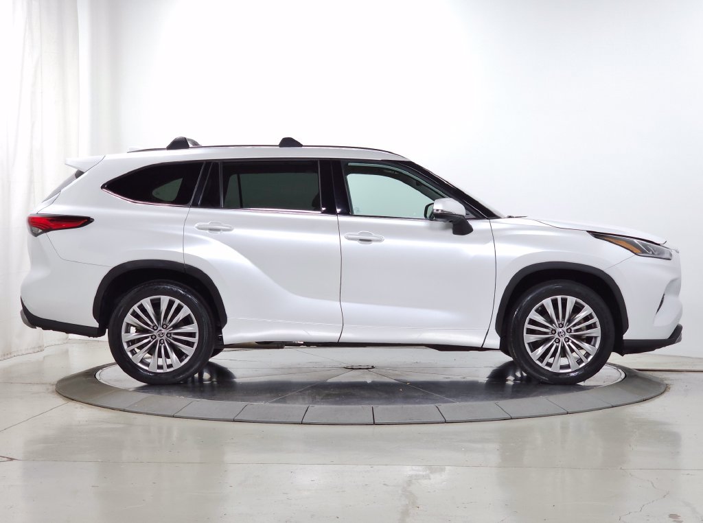 Used 2022 Toyota Highlander Platinum FWD image 12