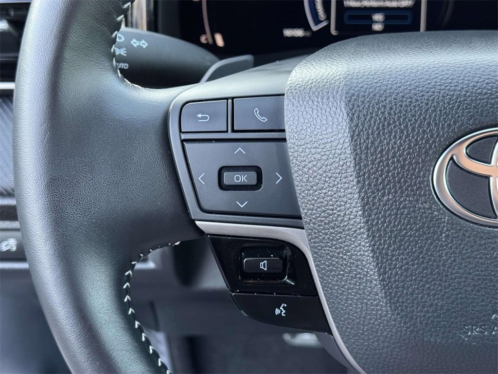 Used 2025 Toyota Camry SE image 11