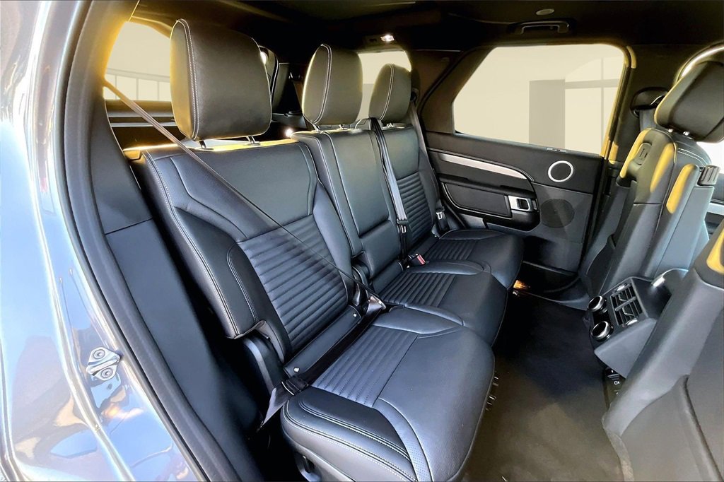 New 2025 Land Rover Discovery Dynamic SE image 9