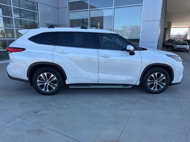 Used 2021 Toyota Highlander XLE AWD/4WD image 8