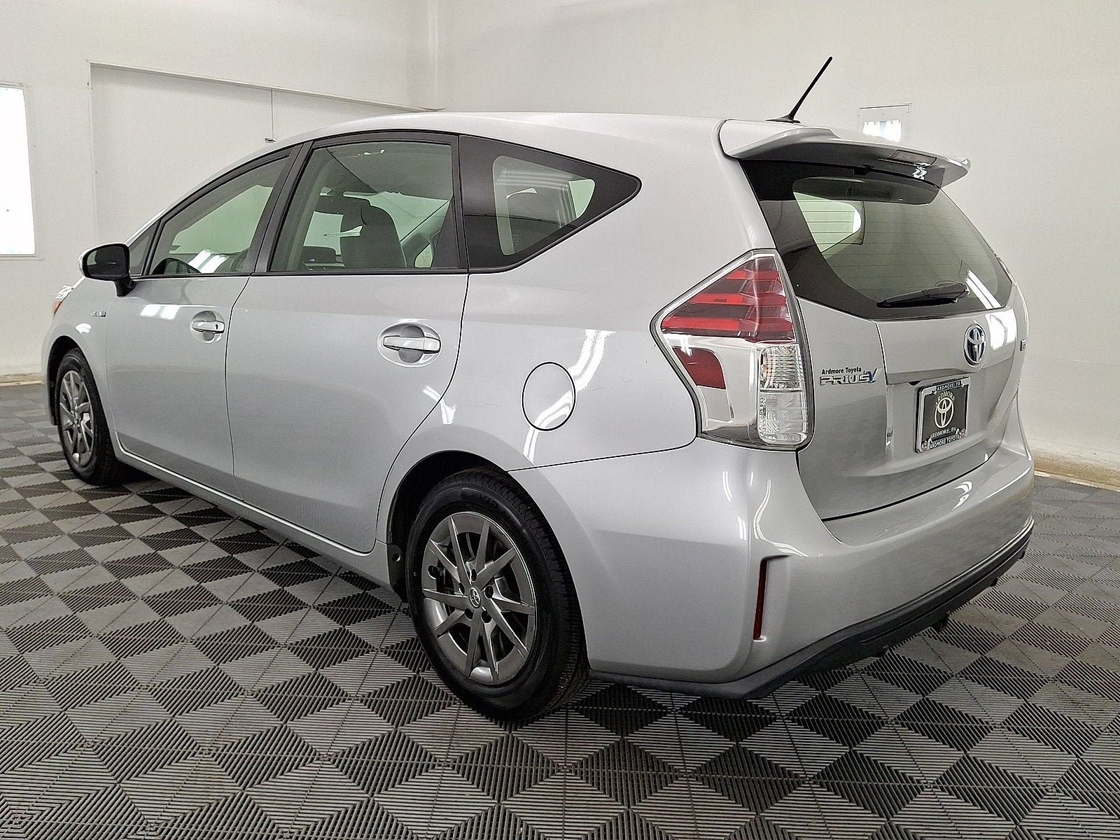 Used 2017 Toyota Prius V Four w/ Carpet Mat Package FWD image 14