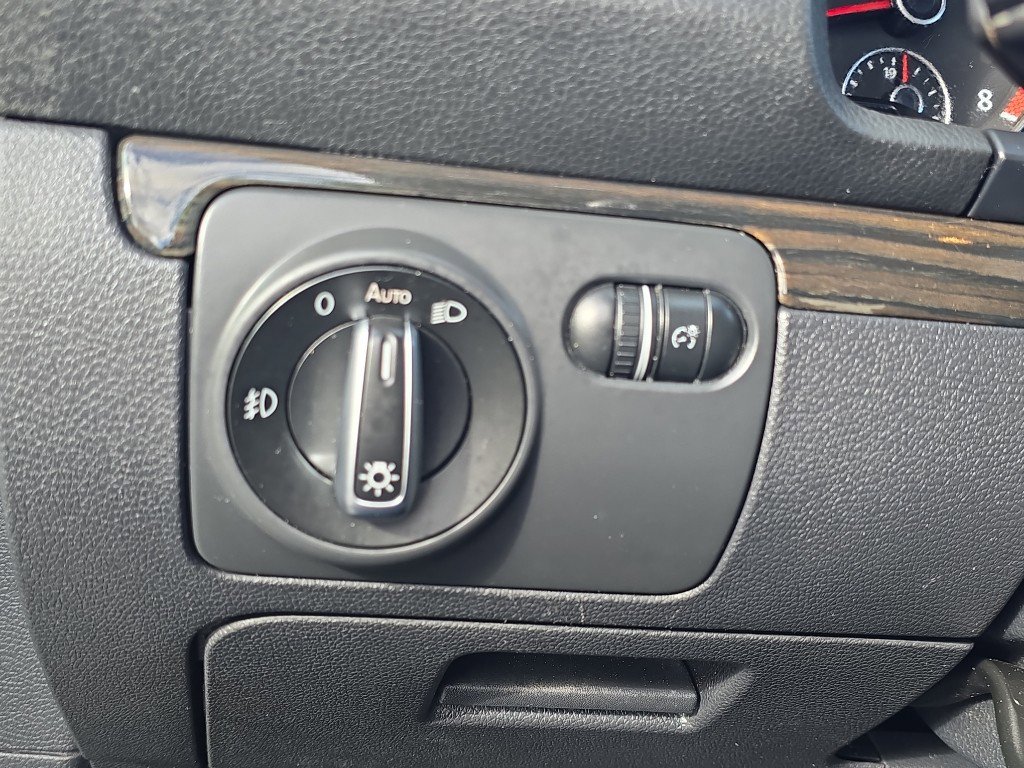 Used 2013 Volkswagen Eos Executive image 22