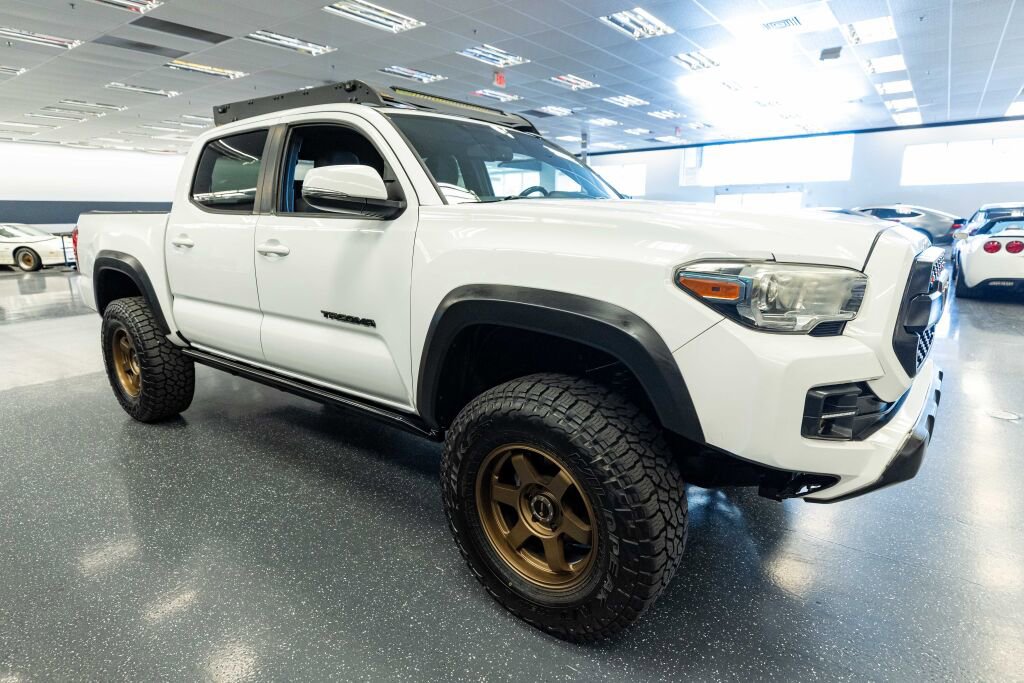 Used 2017 Toyota Tacoma TRD Off-Road image 4