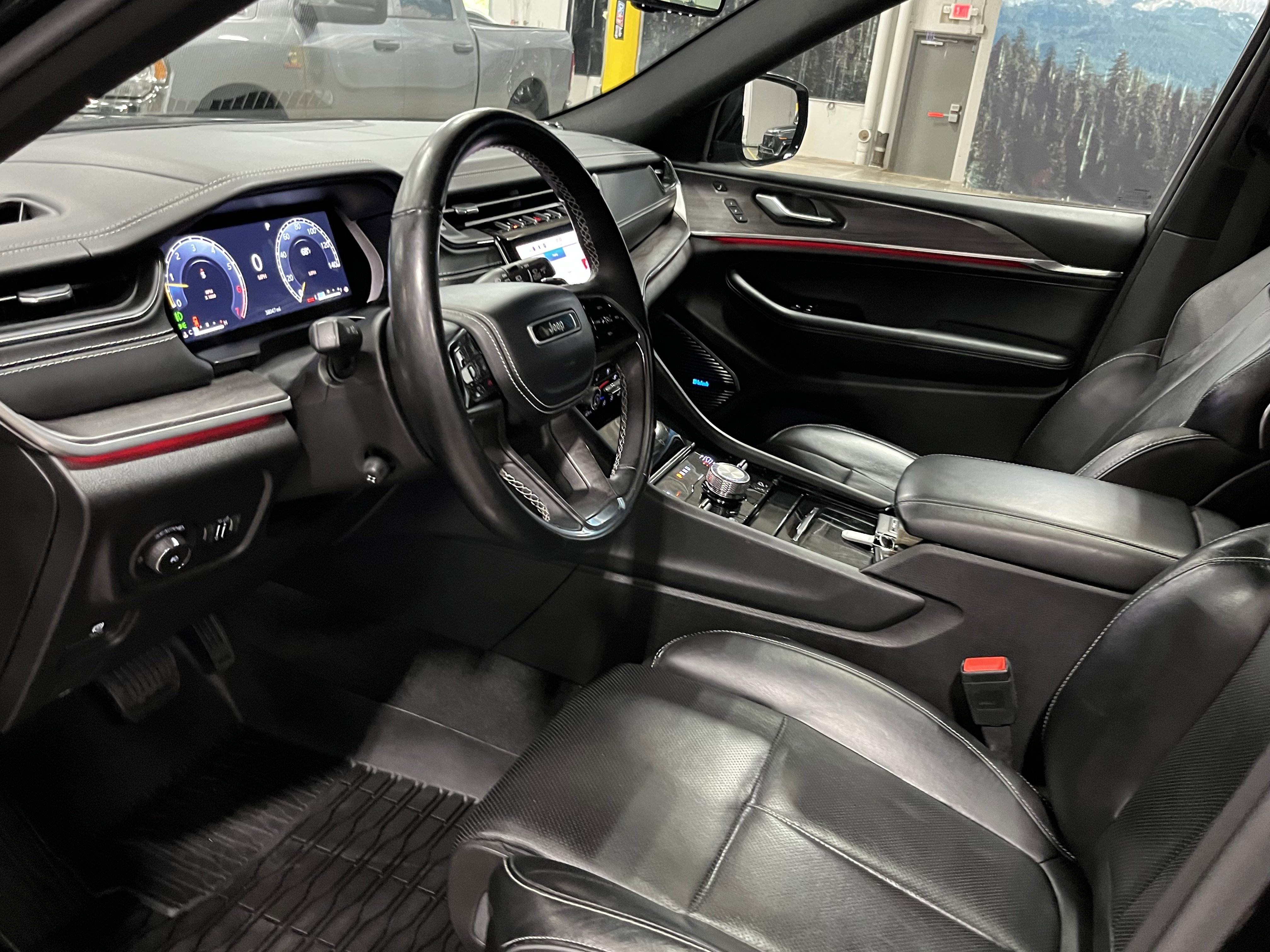 Used 2022 Jeep Grand Cherokee L Overland w/ Luxury Tech Group IV AWD/4WD image 9