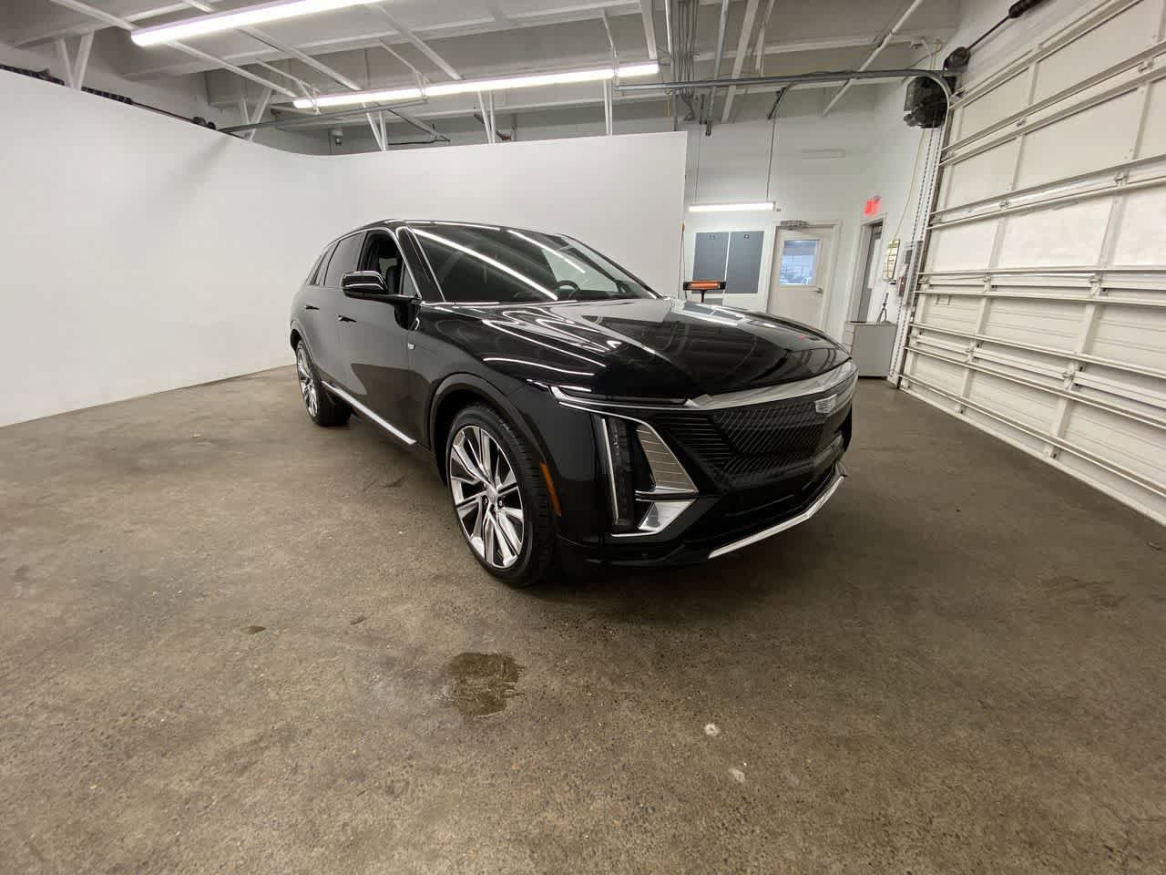 Used 2024 Cadillac Lyriq Luxury AWD/4WD image 8
