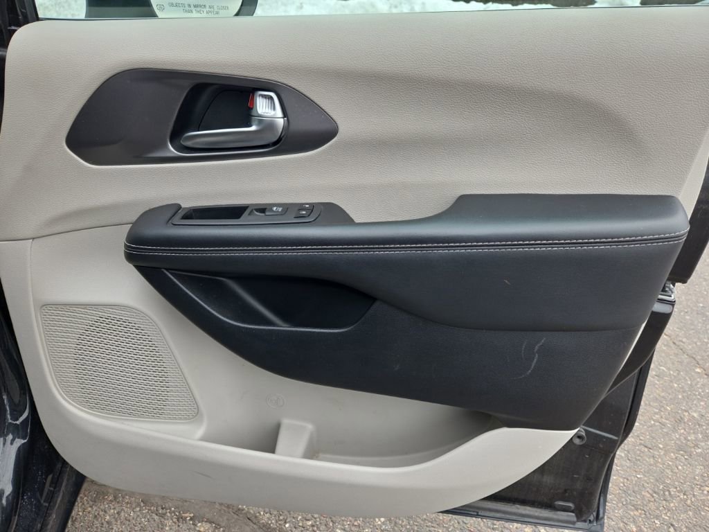 Used 2023 Chrysler Pacifica Touring-L FWD image 39