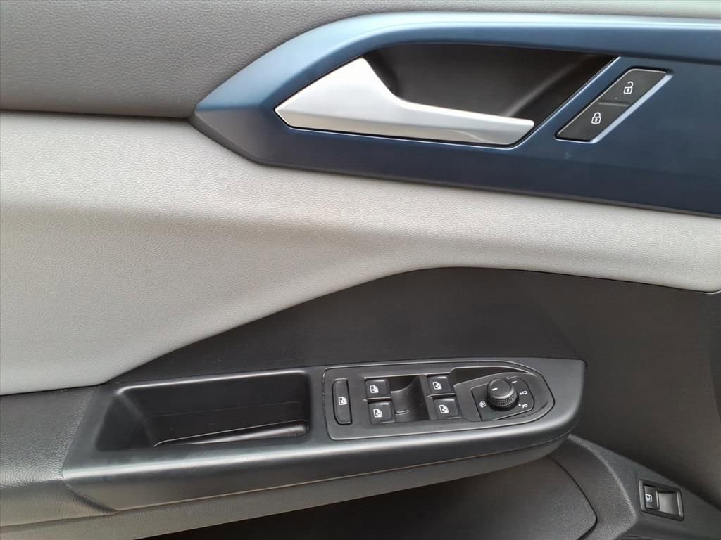 Used 2022 Volkswagen Taos SE w/ Panoramic Sunroof Package image 11